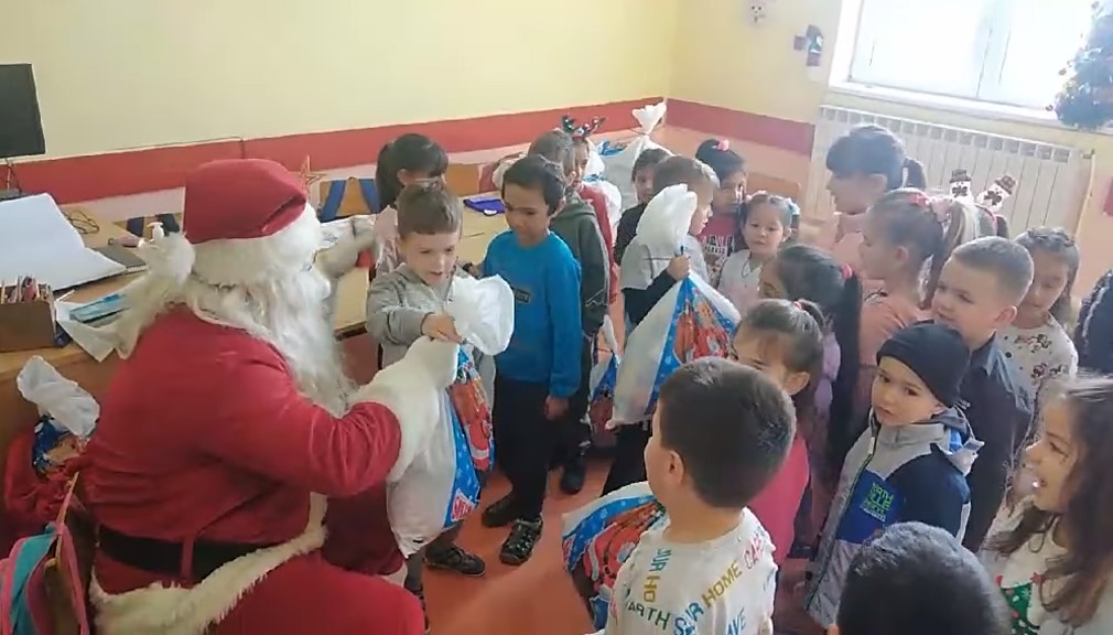 Kancelarija za KiM obezbedila novogodišnje paketiće za mališane u Prilužju