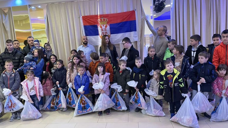 Božićni paketići za decu čiji su roditelji prognani iz Đakovice