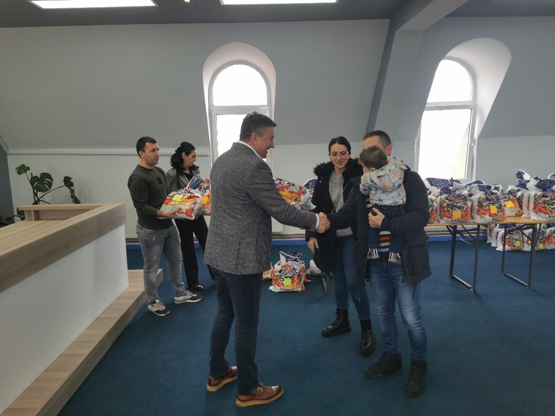 Opština Zvečan uz podršku Kancelarije za KiM obezebedila novogodišnje paketiće za novorođene mališane