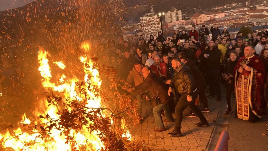 Obavljeno paljenje badnjaka ispred hrama Sv. Dimitrija u Kosovskoj Mitrovici