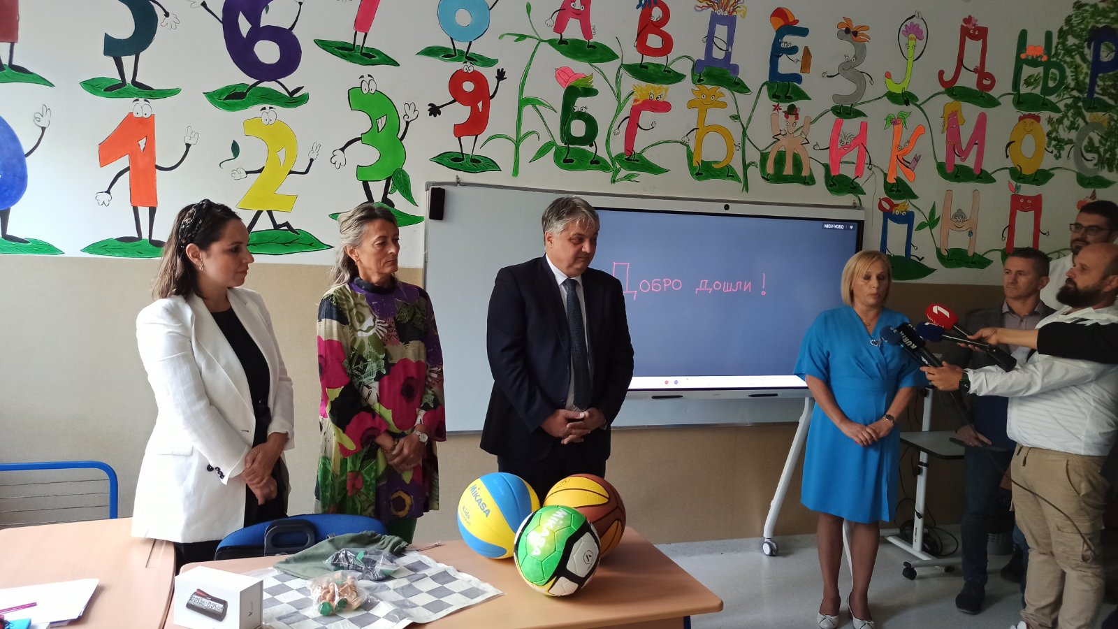 Telekom donirao pametne table i sportsku opremu srpskim školama na Kosovu i Metohjiji