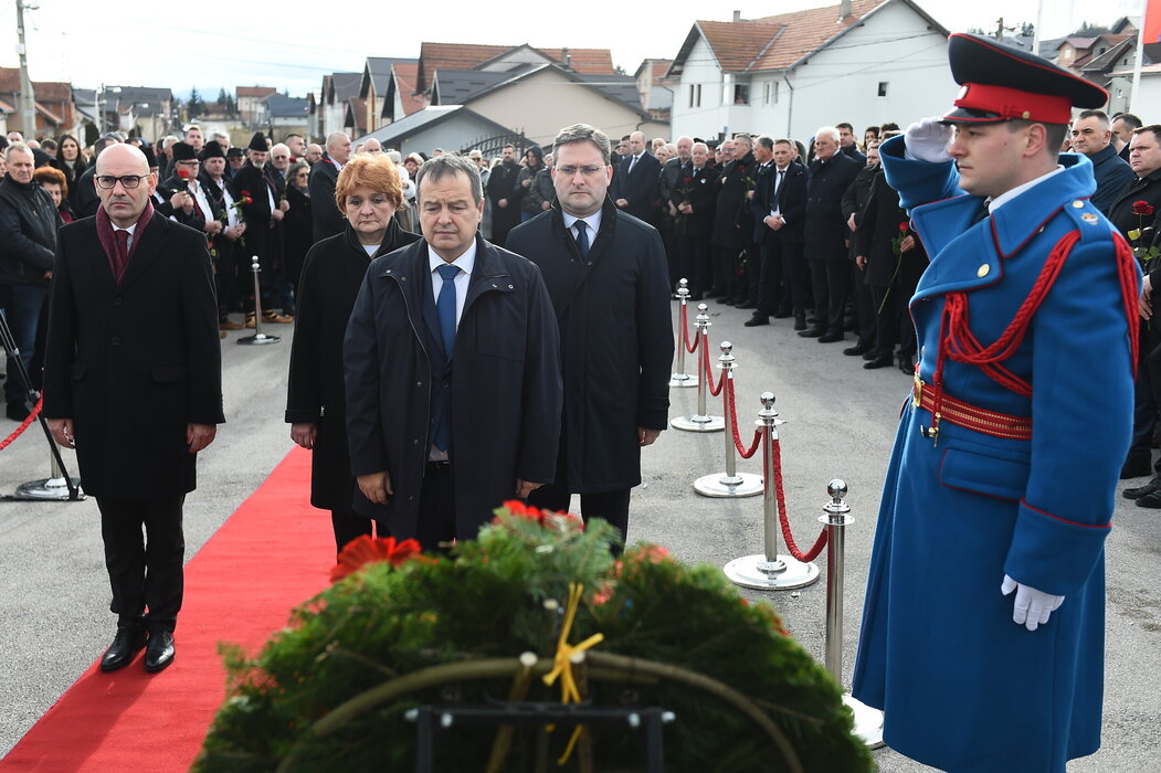 Delegacije RS i Srbije položile vence na vojnom groblju 