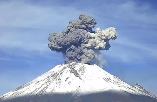 Meksiko: Vulkan Popokatepetl počeo da izbacuje pepeo