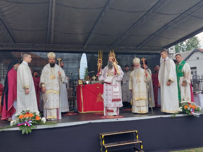 Godišnjica stradanja Srba u Bratuncu, patrijarh Porfirije služio parastos