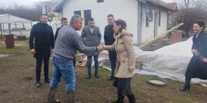 Nikolić u selu Novake: Podsticajnim sredstvima Kancelarija za KiM pomaže razvoj domaćinstava u pokrajini
