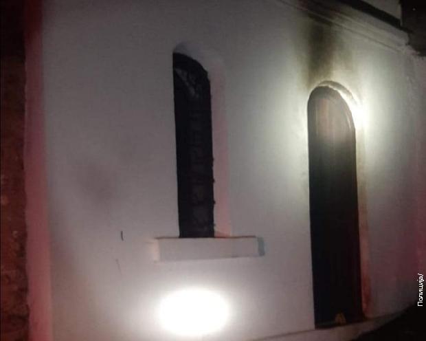Pokušaj paljenja ulaznih vrata Crkve Svetog Pantelejmona u Prizrenu