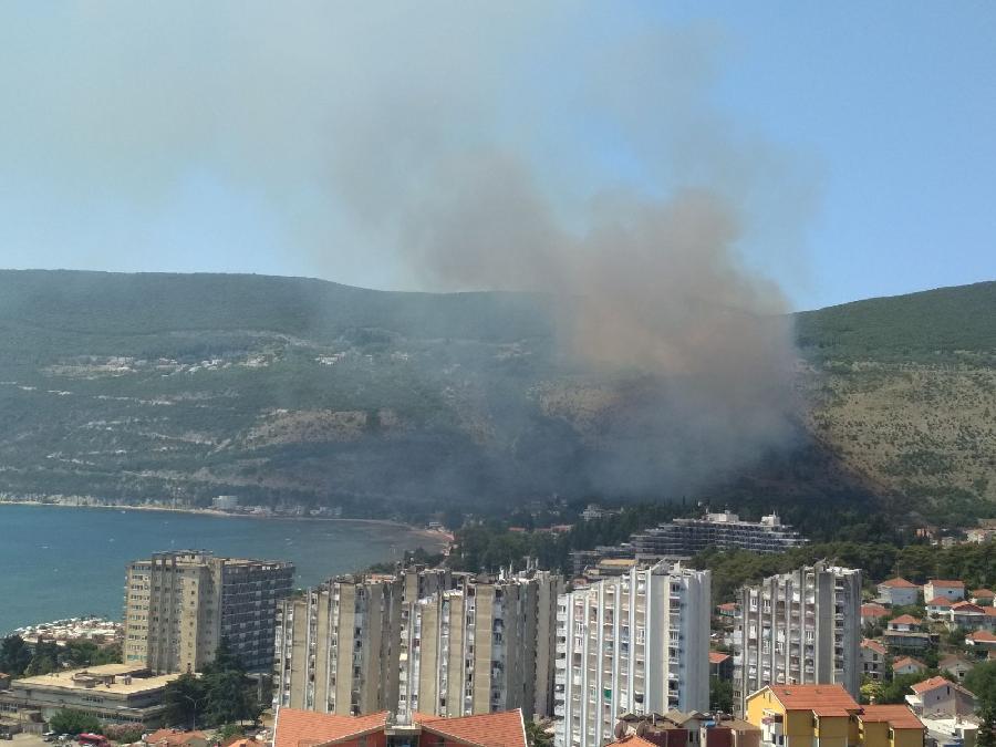 Veliki požar iznad Herceg Novog, vatra se približila kućama