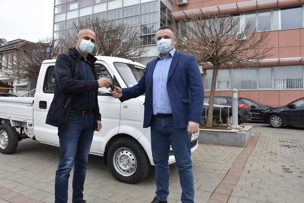 Opština Gračanica predala Javno komunalnom preduzeću „Ekologija“ na upotrebu kombi vozilo