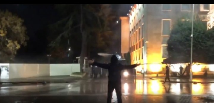 Tirana, vodeni topovi i suzavac na protestu protiv policijske brutalnosti