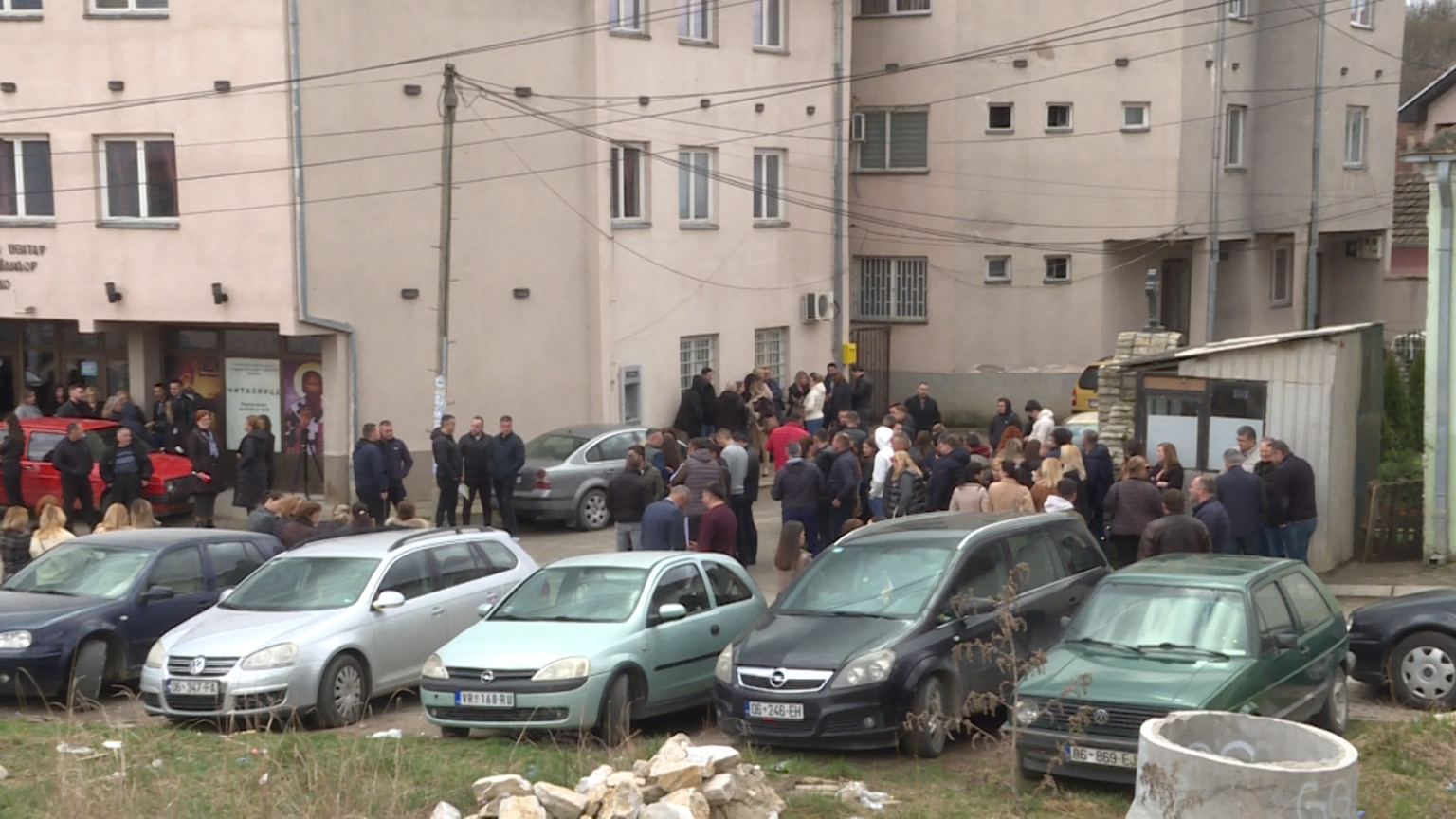 Skup zdravstvenih i prosvetnih radnika u Šilovu zbog nedostatka dinara u Pošti