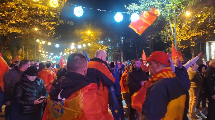 Počeo protest crnogorske opozicije na platou ispred Skupštine