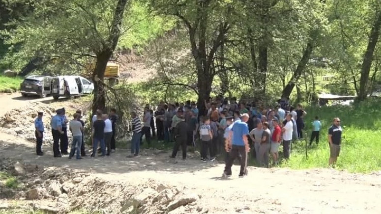 Protest meštana Sevca zbog nelegalne gradnje mosta preko reke