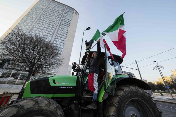 Traktori se okupljaju oko Rima dok se protesti poljoprivrednika nastavljaju