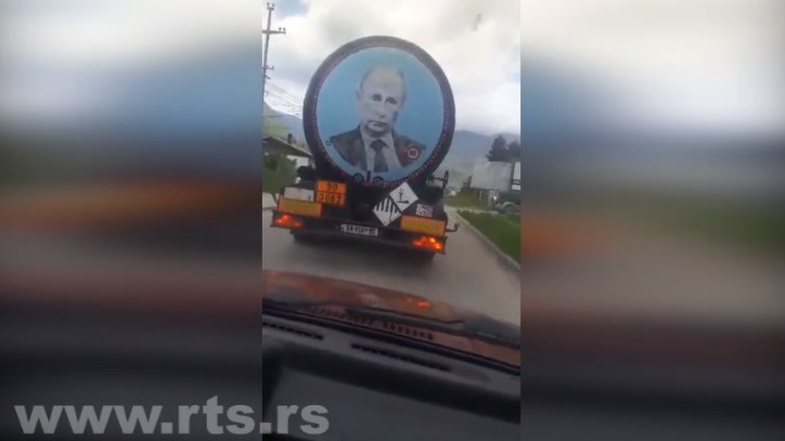 Kosovska policija privela vozače kamiona zbog fotografija Putina i Vuka Karadžića