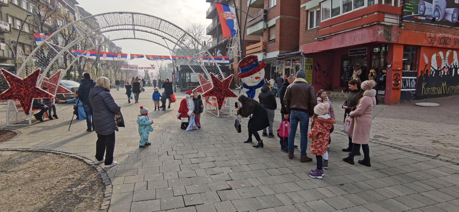 Televizija “Dankos” donirala poklon paketiće za mališane u Kosovskoj Mitrovici