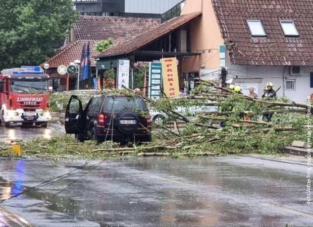 Nevreme obaralo drveće i električne stubove u Prištini, poginuo muškarac