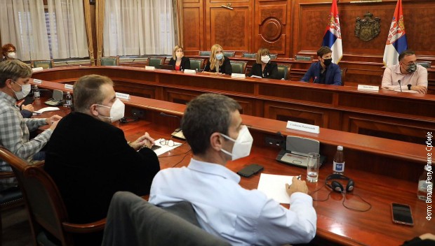 Brnabićeva i Gojkovićeva na sastanku sa Radnom grupom za bezbednost novinara