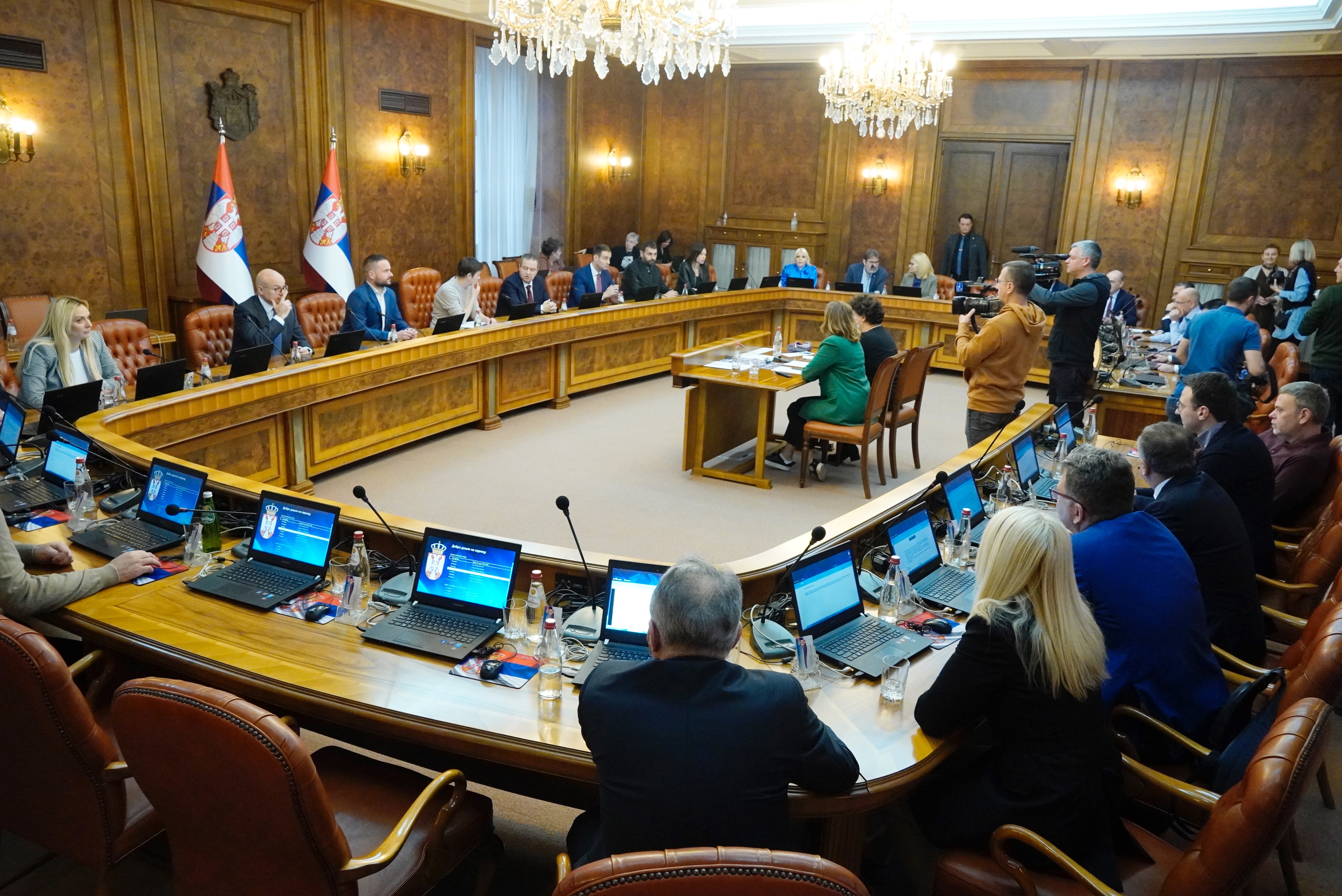 Vlada Srbije usvojila paket mera dogovoren na sastanku Vučića sa Srbima sa KiM 