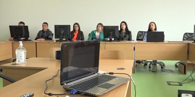 Opština Gračanica donirala računare Ekonomsko-trgovinskoj školi