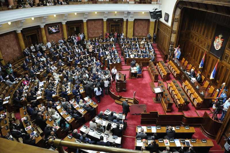 Skupština Srbije usvojila zakon o pomoći mladima u iznosu od 100 evra 