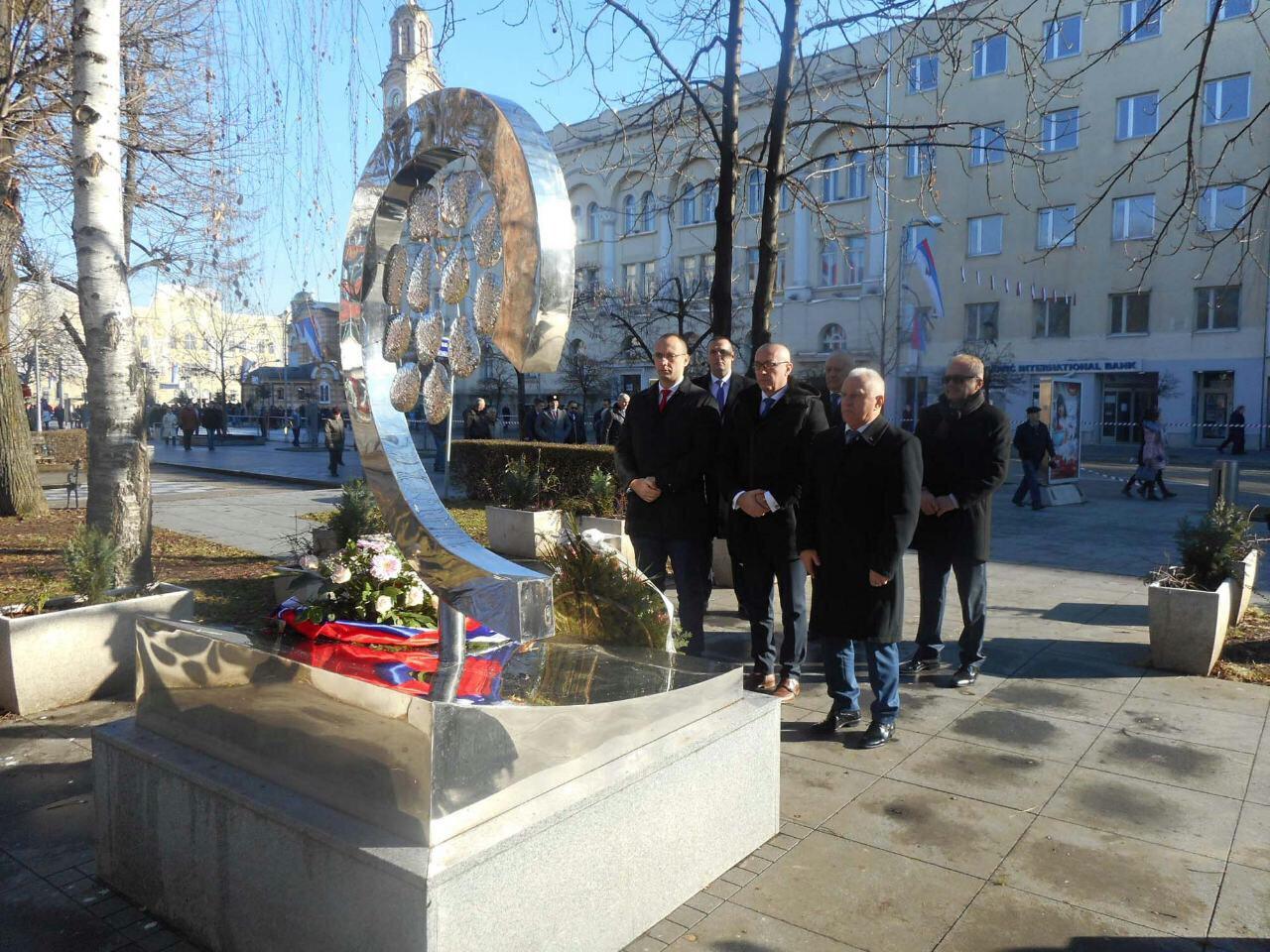 Delegacija Srpske liste položila venac na spomenik 