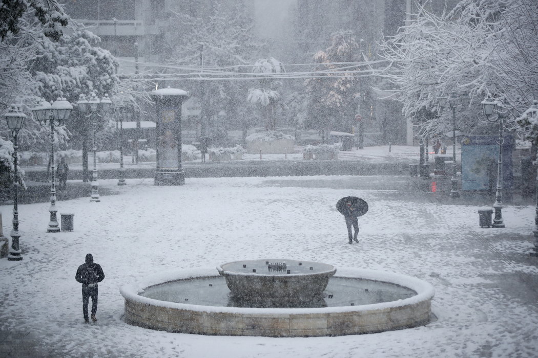 Sneg iznenadio Atinjane, saobraćaj i struja u prekidu