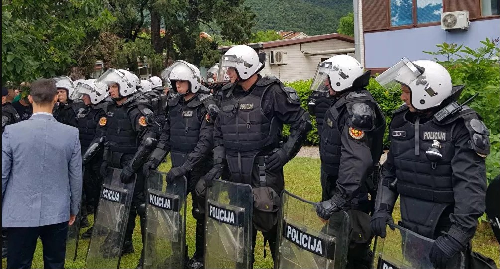 U Budvi i dalje tenzije: Carević i Radović došli na posao, zgrada opštine u haosu 