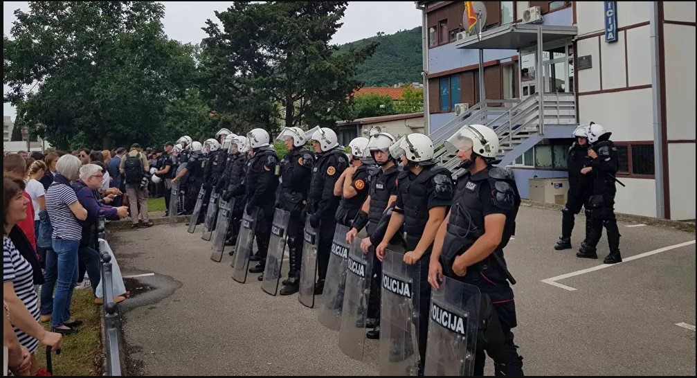 Kordon u Budvi, jedinice za razbijanje demonstracija u Kotoru (video)