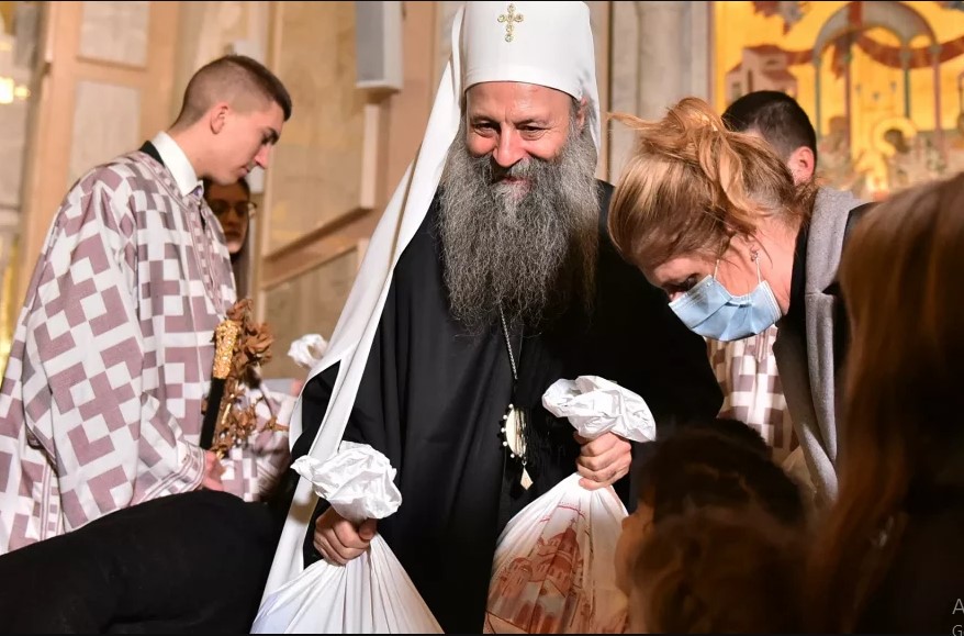 Patrijarh Porfirije podelio božićne paketiće najmlađima u hramu Svetog Save