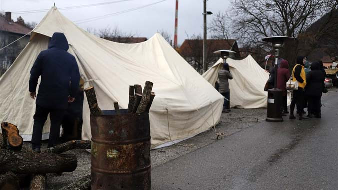 Srbi i dalje na barikadama, ne odustaju od svojih zahteva