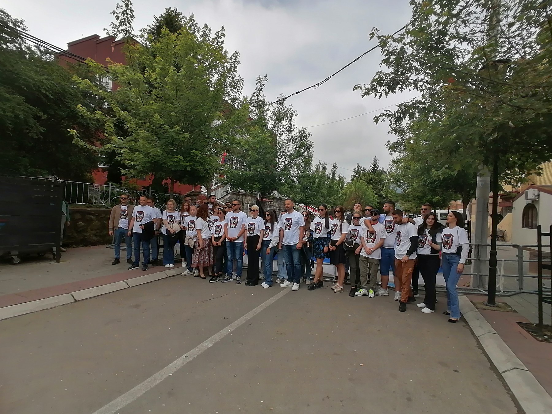 Studenti Prištinskog univerziteta sa građanima koji protestuju ispred zgrade Opštine Zvečan