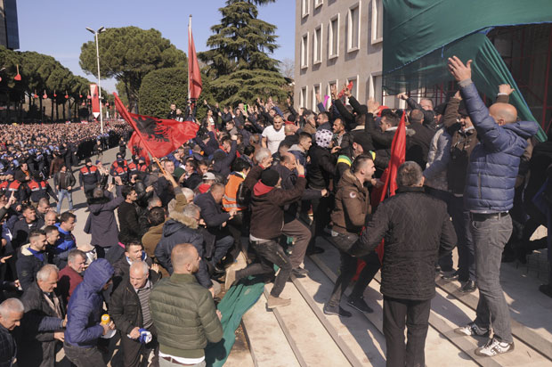 Sukobi na protestima u Tirani