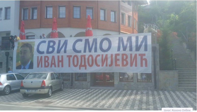Građani Banjske postavili transparent u znak podrške Todosijeviću