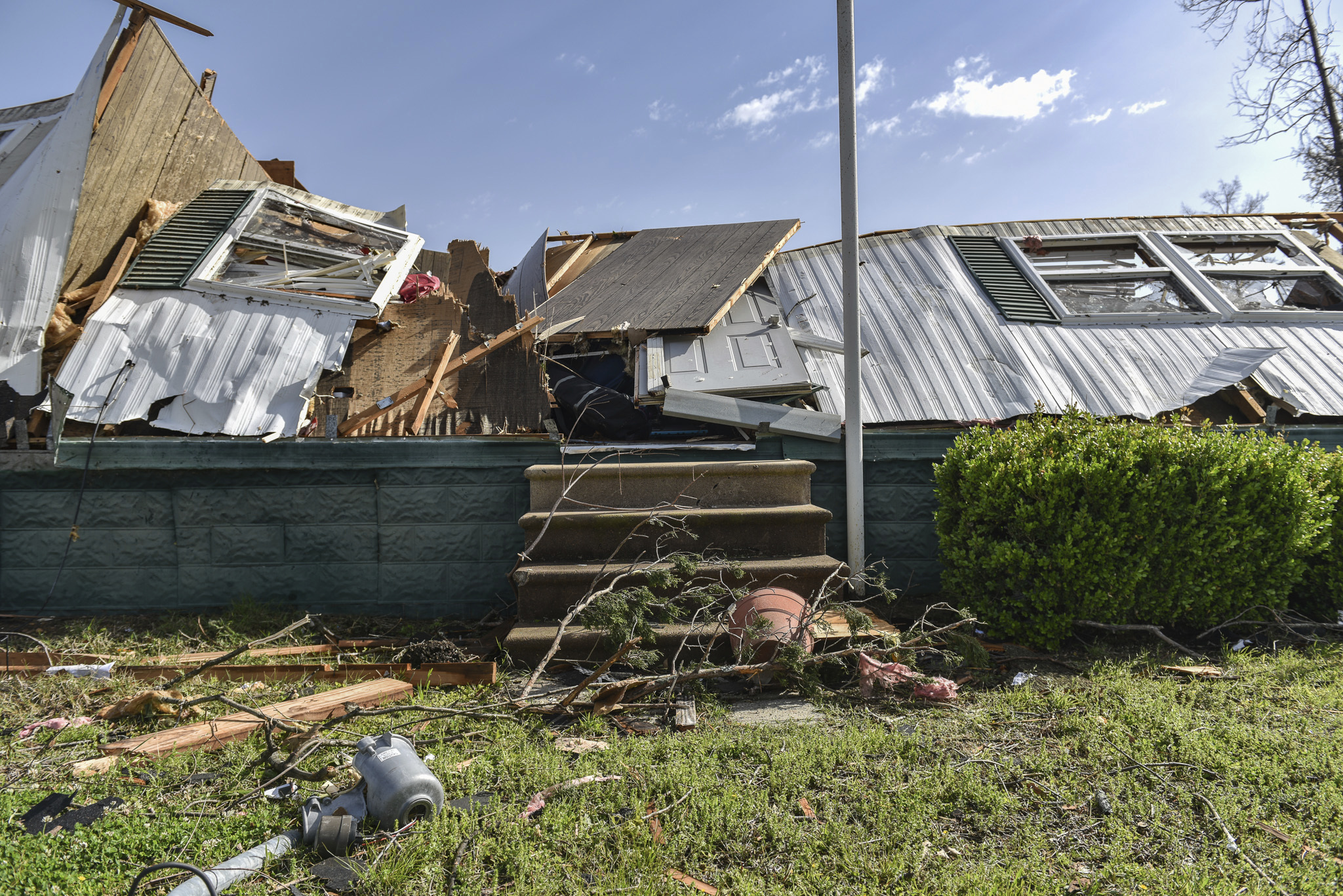 SAD: U tornadu u Misisipiju i Alabami poginulo 26 ljudi, desetine povređenih 