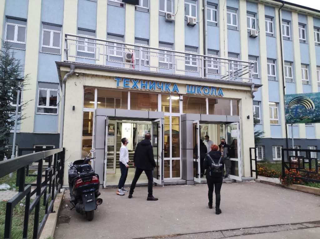 U Kosovskoj Mitrovici otvorena biračka mesta tačno u 7 časova