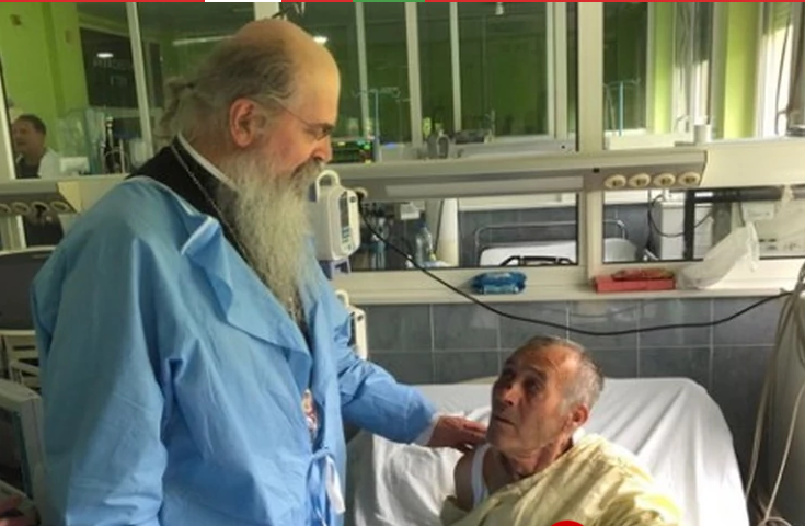 Episkop Teodosije posetio povređene u jučerašnjoj brutalnoj akciji ROSU