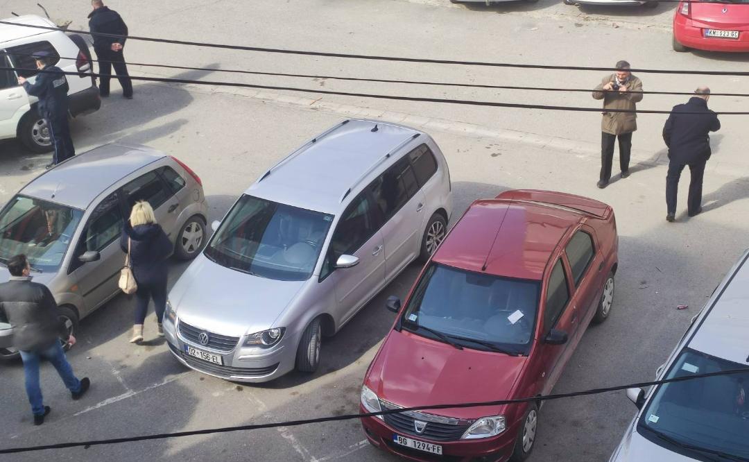 Preteće poruke na automobilu i vratima zgrade Radija Kosovska Mitrovica