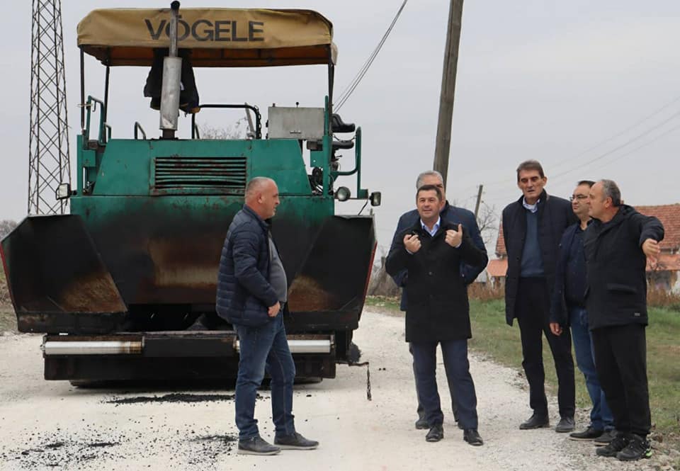 Todić sa saradnicima obišao radove na rekonstrukciji puta u Gornjem Krnjinu