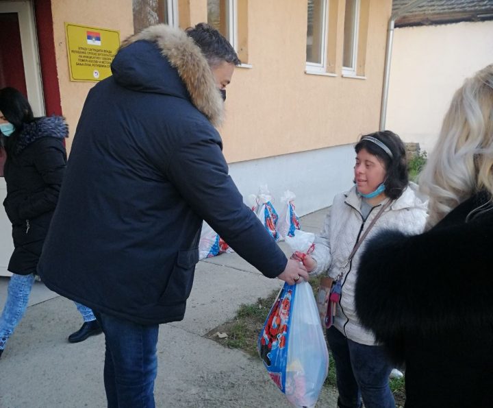 Todosijević posetio Udruženje roditelja “Podrži me” i mališanima uručio novogodišnje paketiće