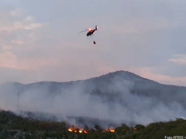 Kiša donekle ublažila požar kod Trebinja, ali i dalje gorí