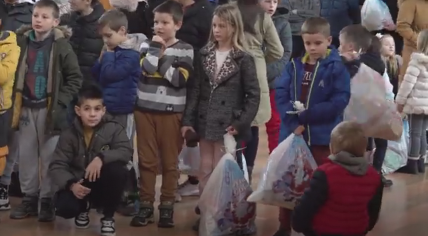 Kancelarija za KiM i PO opštine Peć podelili novogodišnje paketiće deci u Goraždevcu