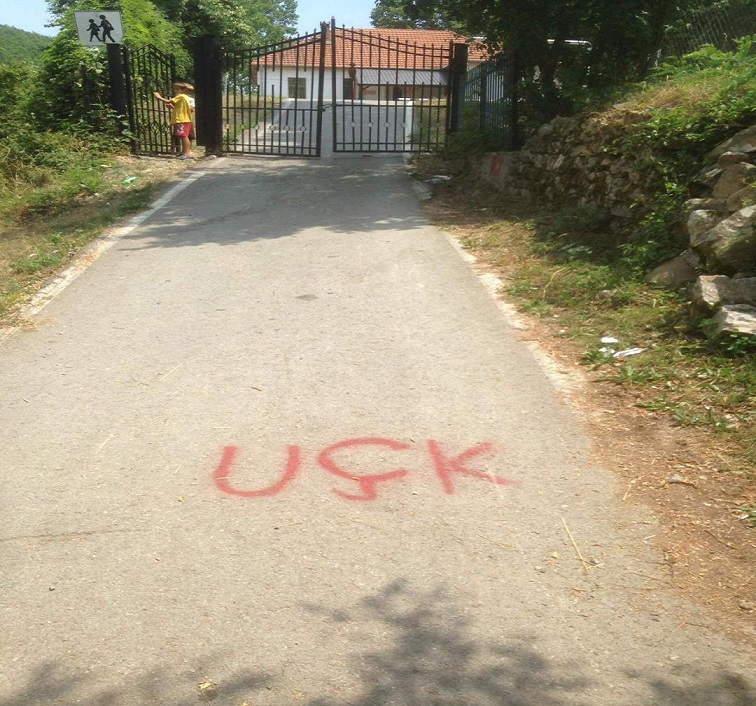 Kancelarija za KiM: Ispred škole u selu Binač ispisan grafit UČK 