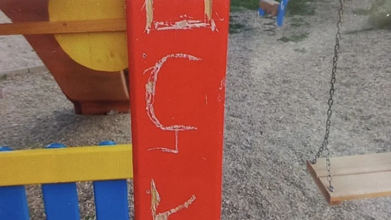 Natpisi UČK na dečjem igralištu u selu Ugljare kod Kosova Polja