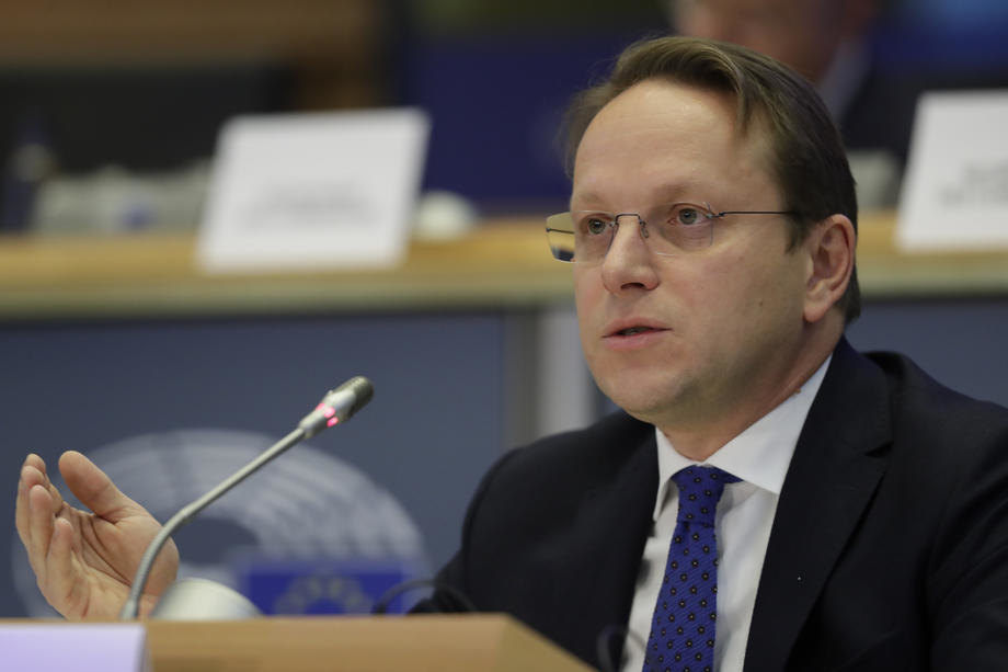Varhelji: EU će nastaviti da podržava zemlje Zapadnog Balkana