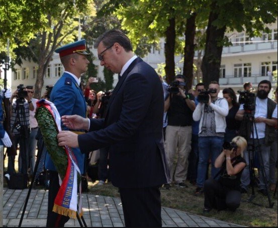Vučić položio venac na Spomenik junacima sa Košara: Sloboda Srbije ostaje najveća vrednost za koju se borimo
