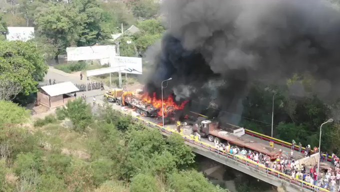 Venecuela, kamion sa humanitarnom pomoći u plamenu