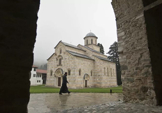 Manastir Dečani: Kampanja diskriminacije kosovskih Srba izazov za regionalni mir