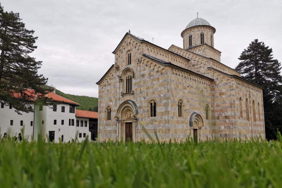 Prisvajanje srpskog manastira pokušaj promovisanja nezavisnosti Kosova