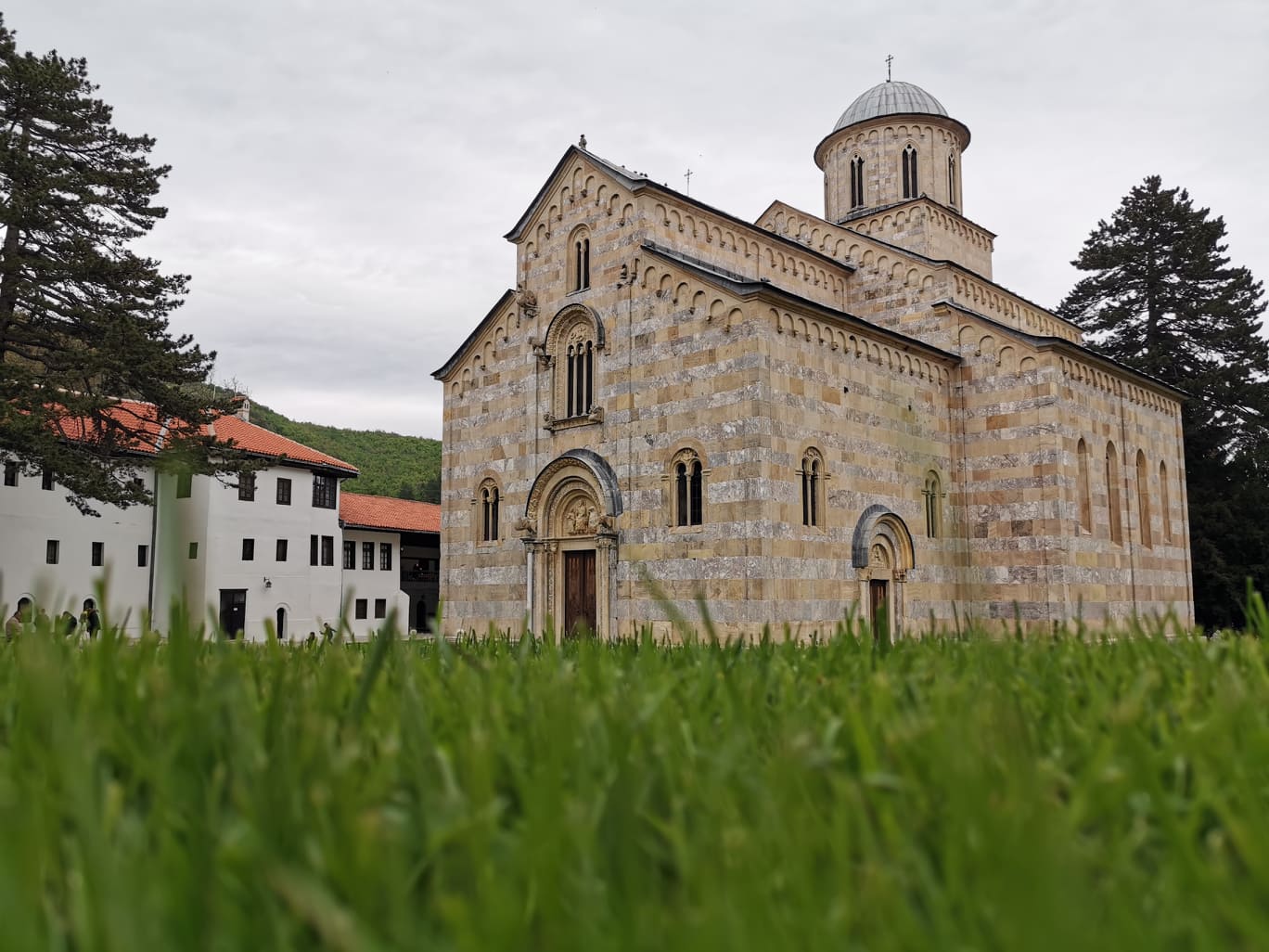Manastir Visoki Dečani: Prisustvo Kfora neophodno zbog sve učestalijih napada