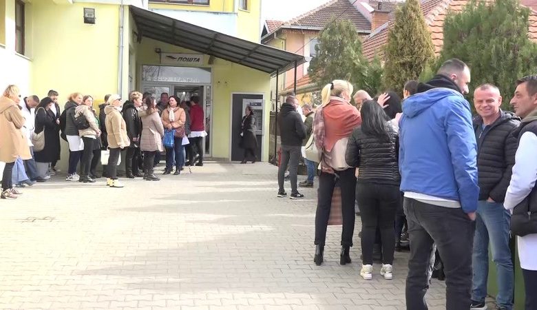 Zdravstveni radnici u Gračanici okupili su se ispred pošte kako bi izrazili nezadovoljstvo povodom ukidanja dinara na Kosovu